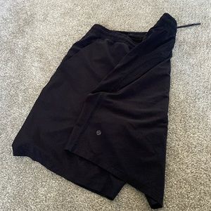 Large lulu 9 in black unlined shorts. Good condition.